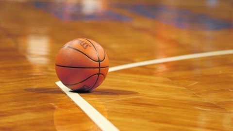 篮球场木地板防滑有绝招