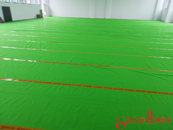 实木体育地板滑吗3